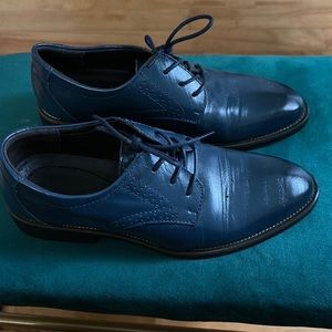 Tomboy toes downtown Dapper’s in blue.